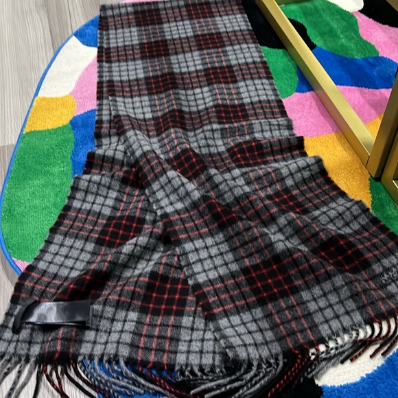 Gently used scarf for men 100% authentic great for everyday wear and night out - Picture 6 of 9